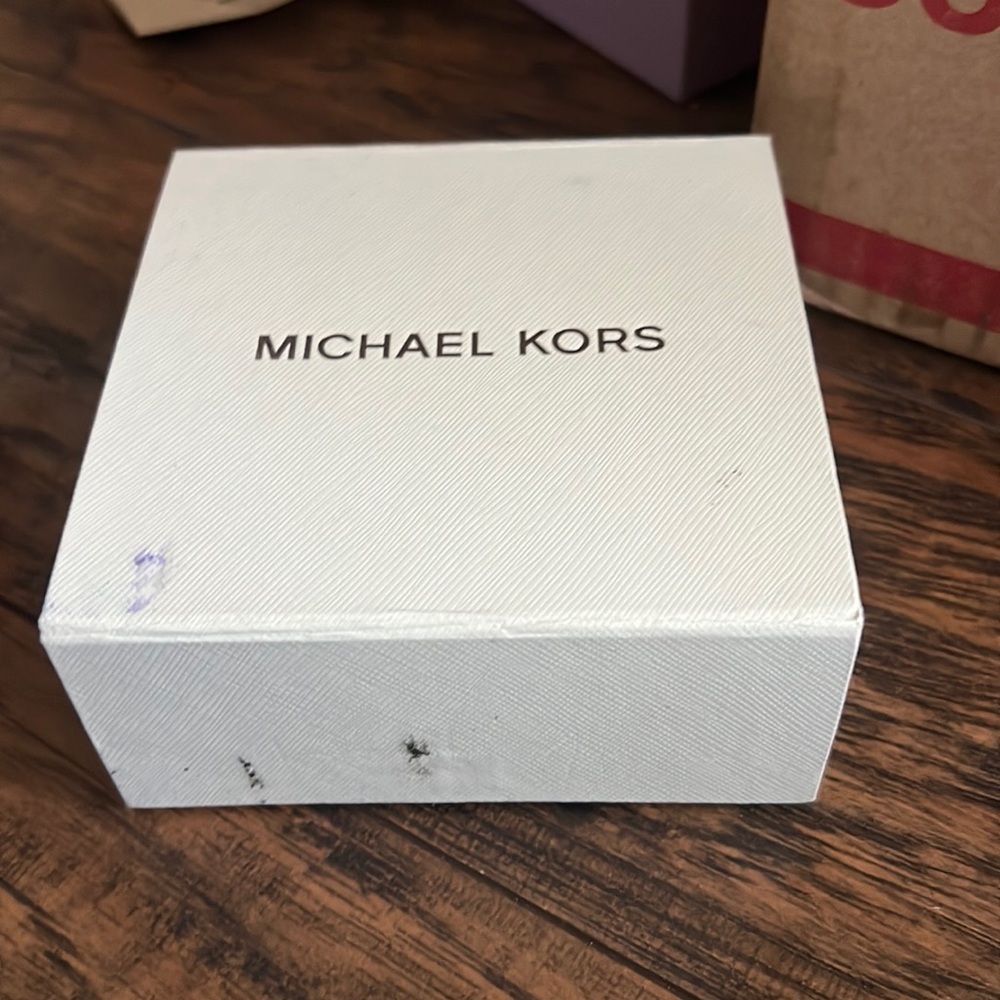 Michael Kors box, magnetic